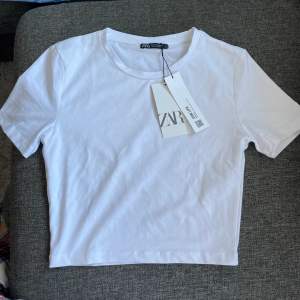 Säljer en helt vanlig basic T-shirt som inte kommit till användning pågrund av att den är för liten, därav finns prislappen kvar. Köparen står för frakten!!💗