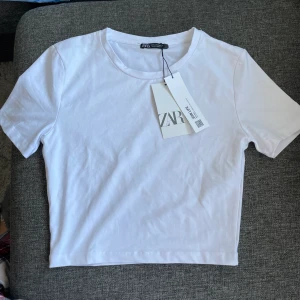 Zara topp - Säljer en helt vanlig basic T-shirt som inte kommit till användning pågrund av att den är för liten, därav finns prislappen kvar. Köparen står för frakten!!💗