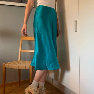 Blå satin kjol - Blå satinkjol från HM storlek S
