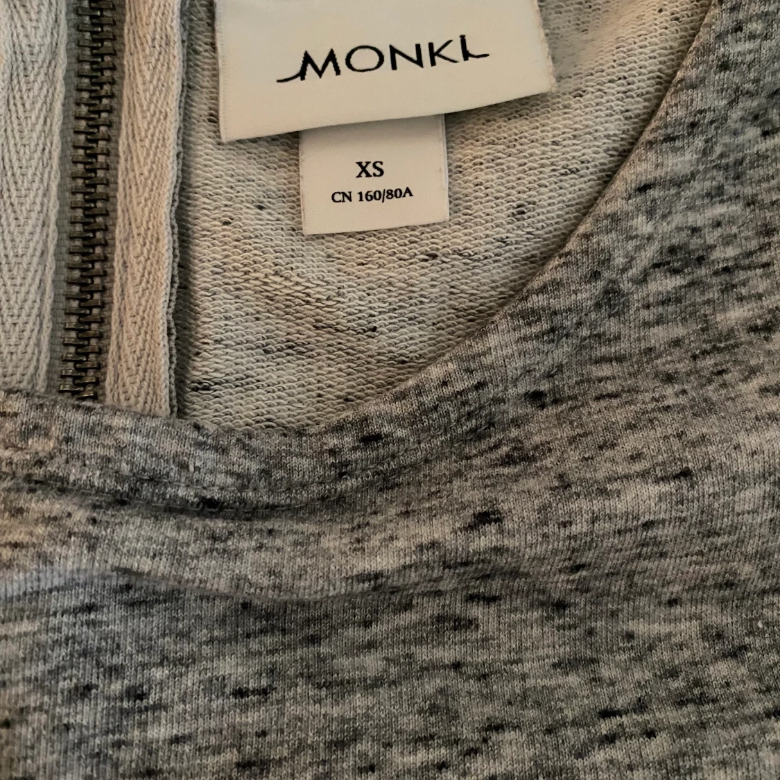 Gråspräcklig klänning från Monki, strl. XS - 91