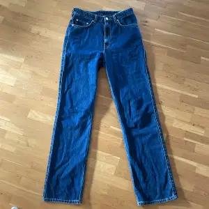 Weekday jeans i mycket fin mörkblå färg Storlek 30/34. Mycket bra skick endast använda ett fåtal gånger