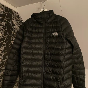 The north face Jacka - Tjena, säljer min the north face jacka 800 för jag inte använder den längre. Strl M. Skick 8/10, nypris 2899