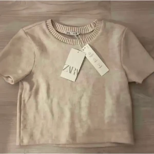 Stickad t-shirt/ tröja  - Stickad t-shirt/tröja från zara!! Så snygg🙌🏽🙌🏽säljer då ja har köpt en liknande