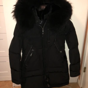 Cedrico Monet - Jackan är sparsamt använd 1 vinter och är i nyskick. Pris kan diskuteras vid snabbköp. Strl: XXS