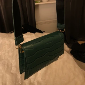 Väska - Säljer denna väska som jag aldrig använt. Har en likadan i svart som jag oxå säljer