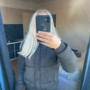 Dunjacka från McKinley - Tjock dunjacka från McKinley i storlek 158/164 passar dock mig som har strl S. Finns två fläckar på framsidan av jackan, dock lägger man knte mäsrke till dem.  Om frågor uppstår så kontakta mig💗