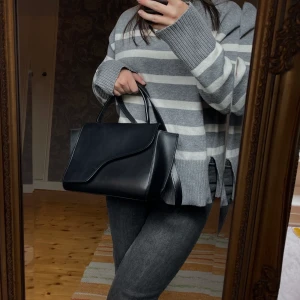 ATP Atelier  - ATP Atelier arezzo black vacchetta handväska. Den är i bra skick!, men några repor som inte syns särskilt tydligt. Köptes för 4200 kr och säljs för 3200. Kvitto och dustbag medföljer. 💕