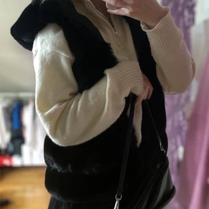Pälsväst med luva  - Fake pälsväst med luva. Kom tyvärr aldrig till användning. Nyskick 