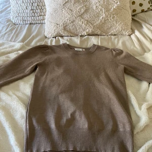 Stickad tröja  - Helt ny stickad tröja från Saint Tropez!