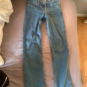 Ett par Weekday Arrow low jeans i superfint skick. Kontakta mig för fler frågor eller bilder❤️