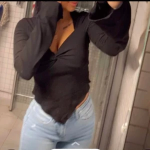 Svart tröja med volang ärmar - Svart tröja med jätte söta detaljer och utsvängda ärmar!