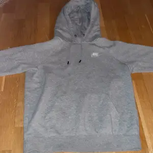 Jättefin grå nike hoodie i en tjejmodell men funkar som unisex enligt mig.  Den är i storlek xs men sitter som en xs/s, och sitter bra på mig som är 177 cm lång och har långa ärmar. 175 kr + frakt