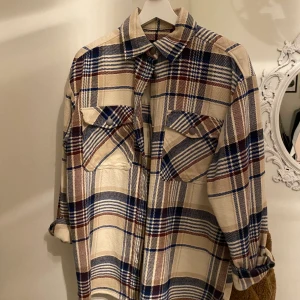 Tunn jacka  - Säljer denna mer vår jacka. Storlek s 