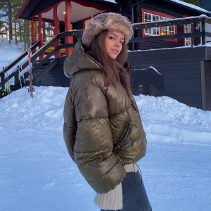 JACKA H&M - Så varm och najs vinterjacka från H&M. Använd 2 gånger bara då jag köpte den ganska sent i vintras. Super bra skick knappt använd. Storlek XS men väldigt oversize så passar även upp till L. 