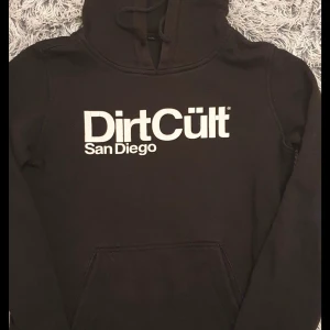 Dirtcult tröja svart - Dirtcult tröja svart storlek M men liten i storlek så sitter som S/XS.  Använd, vilket syns på trycket, lite slitet. Tänker mig 250-200 ink frakt, men pris kan diskuteras.