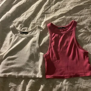 Två stycken ribbade linnen från zara, båda i storlek S💞 - Bra passform, ganska korta. Använda några gånger men inga fläckar! Skönt material. Det rosa är lite större men man märker knappt någon skillnad. Säljer 2 för 60, 1 för 35! Köparen betalar frakt.💗