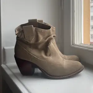 Såå snygga cowboy boots, vet inte vart dom är ifrån!! Så himla snygga men har tyvärr flagnat lite långt bak (därav priset) det är dock inget som stör helhetsintrycket!!