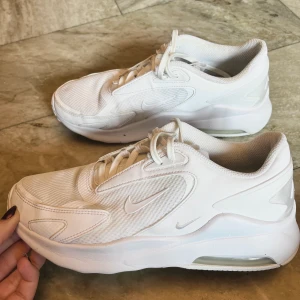 Nike Air Max Bolt storlek 40  - Säljer mina vita Air Max Bolt i storlek 40.  Inte hunnit använda dessa så mycket innan jag fick knäskada så dem är i så bra skick samt precis tvättade 🫶 