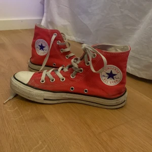 Converse - Converse som tyvvär inte kommer till användning, det är en liten  defekt på ena skon men inget som märks. Köparen står för frakten!🫶🏻💛