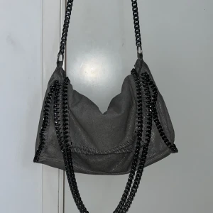 Grå glittrig väska - Grå glittrig Stella McCartney liknande väska❤️