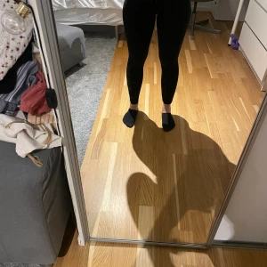 Calvin Klein leggings - Ett par svarta leggings/träningstights från Calvin Klein. Säljer då de tyvärr blivit för stora i midjan 