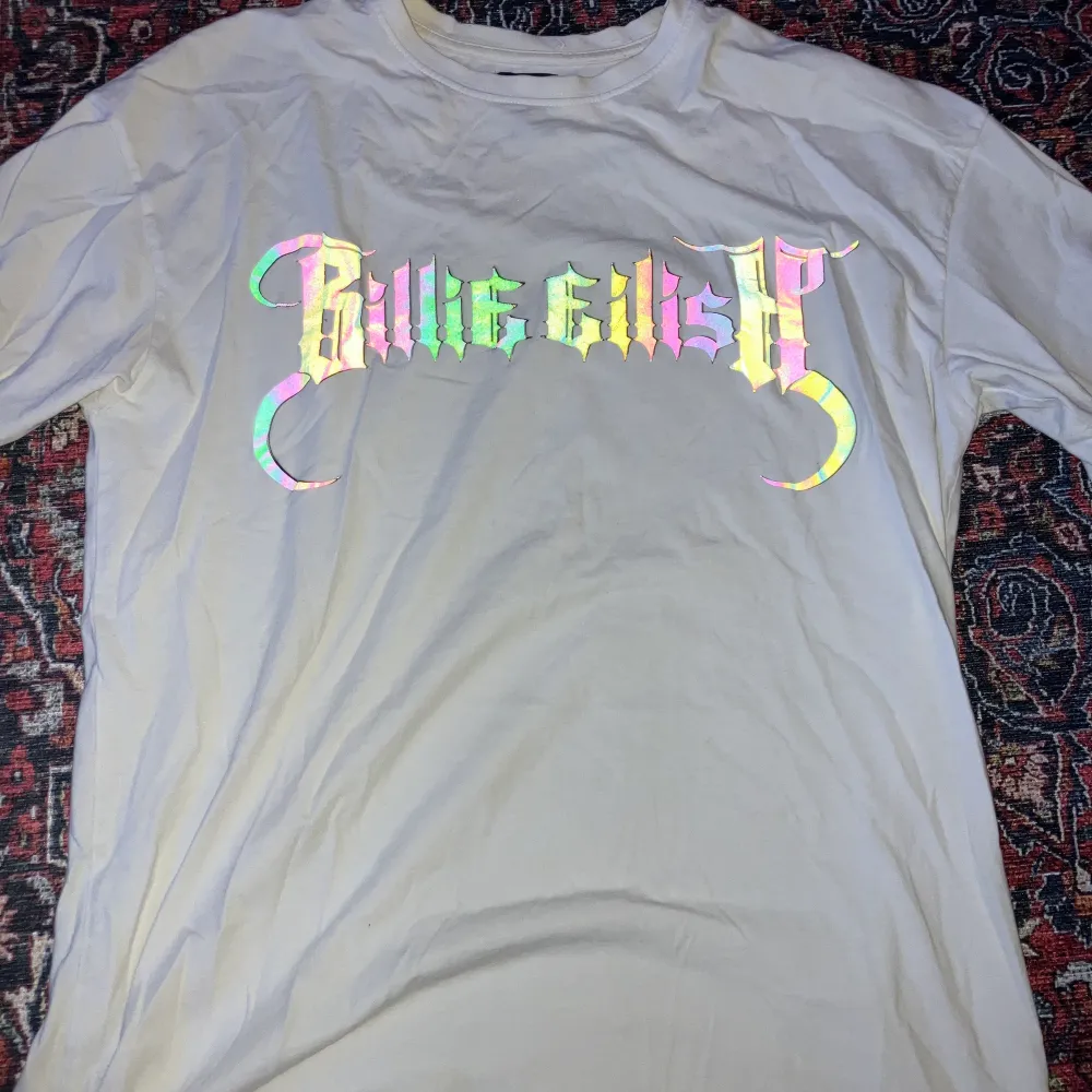 billie eilish t-shirt från bershka kollektionen. ganska oversized.. T-shirts.