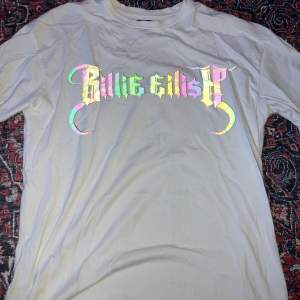 billie eilish t-shirt från bershka kollektionen. ganska oversized.