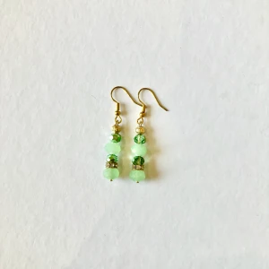 Handmade örhängen i glas - Ett par örhängen av glaspärlor som jag har tillverkat själv. De skimrar och glittrar. Fraktsätt kan diskuteras. 