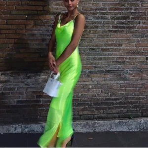 Neongul klänning  - Klänning från Ginatricot, storlek XS. Använd en gång 