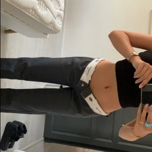 DICKIES 874! - Säljer dessa snygga svarta dickies 874 som trender just nu. Skriv för intresse.skulle säga att de passa från xs-m beroende på hur man vill att de ska sitta.💓