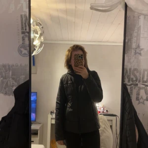 Adidas jacka - Säljer min adidas jacka i storlek 38. Den är använd 1 vinter så är i fint skick. Kom med bud 