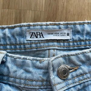 Zara jeans  - Har en slit längst ner på båda innersidorna 