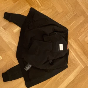 Sail Racing jacka  - En vanlig bomber jacka som har storlek X SMALL den passar perfekt på våren, men funkar också på vintern med en tjock tröja under. Jackan är riktig och är lite använd. bomber jacka. FINNS INTE KVITTO.