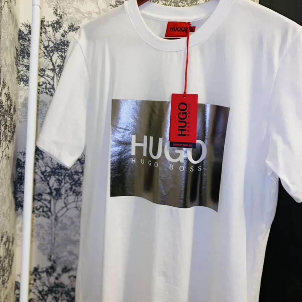 Hugo boss T-shirt köpt på NK med skönt material. Det är storlek S men passar även M.. T-shirts.