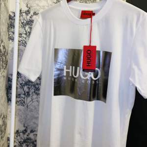 Hugo boss T-shirt köpt på NK med skönt material. Det är storlek S men passar även M.