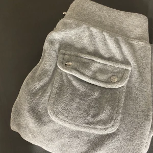 Juicy byxor - Jättefina gråa juicy byxor i storlek Xs Absolut inget fel på dom, använda sparsamt