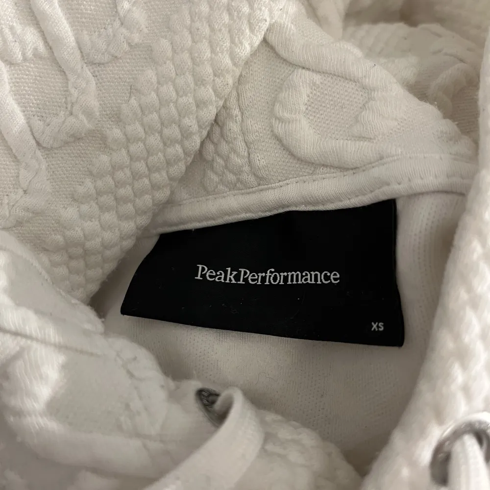 Vit hoodie med mönster på från Peak Performance👌köpt för 1200kr säljer för 300kr+frakt😜. Hoodies.