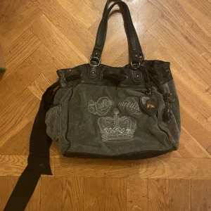 Juicy couture väska - Jättefin juicy couture väska som tyvärr inte används. Den har tecken på användning som syns i bilden då jag köpte den från sellpy men har aldrig själv använt den. 