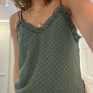 Grön blus - Köpt på Monki, strl S, sparsamt använd