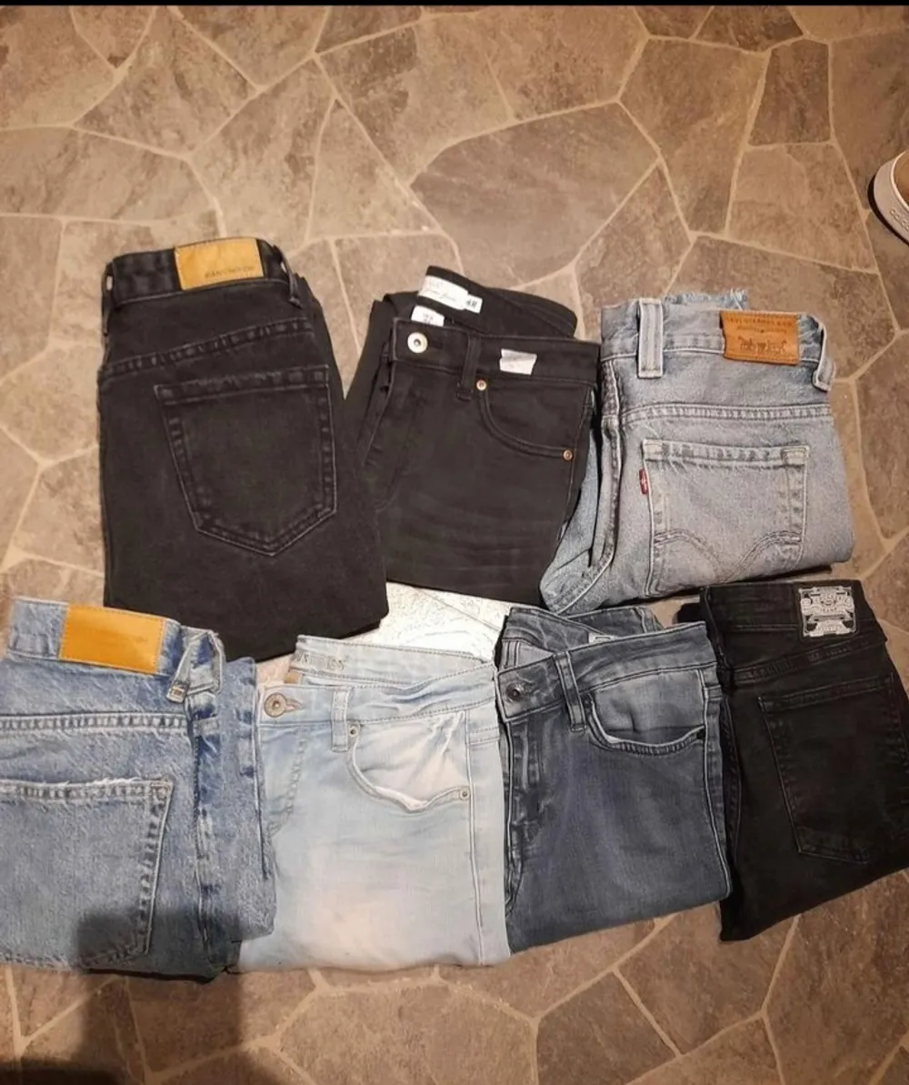 Jeans LEVI,HM,GINA 80kr per styck Xs-s. Jeans & Byxor.
