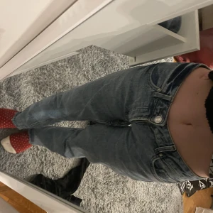 Lågmidjade jeans - Säljer ett par lågmidjade jeans från new yorker då de inte kommer till andvänding! Storlek 34🤩🤎