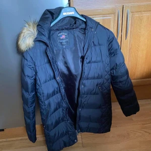 Polo Vinterjacka - Använd några gånger Mycket bra skick Storlek 140(barn) Kan skickas med posten (betala frakt)