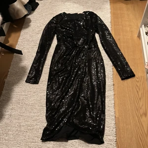 Paljettklänning  - Svart paljettklänning stl 36