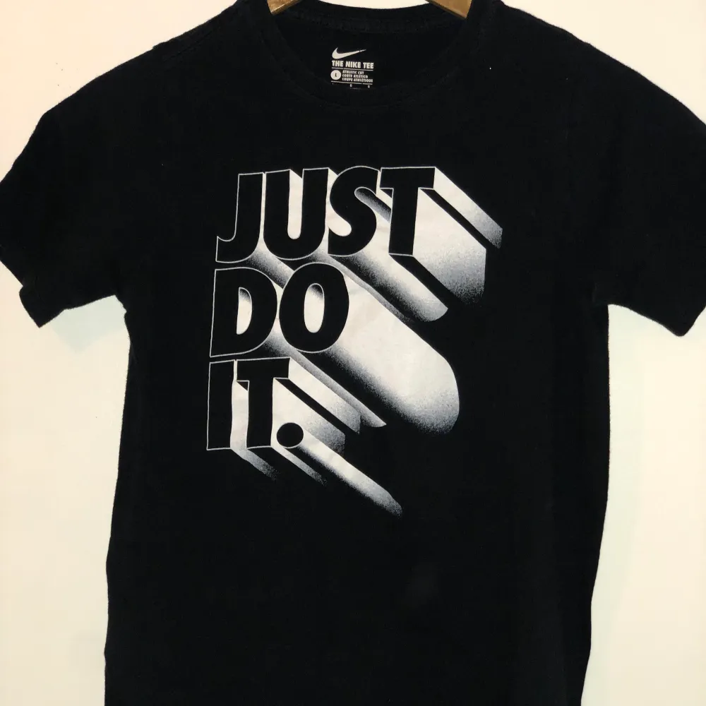 Kommmer inte till användning är en jätte fin Nike just do it tröja. T-shirts.