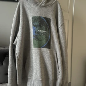 Daily Basis Hoodie - Daily Basis Hoodie i bra skick. Hoodien går ej att köpa längre💖 hör av dig vid funderingar!