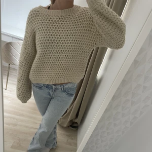 Stickad tröja - Snygg stickad tröja som är använd 1 gång. Sticks inte