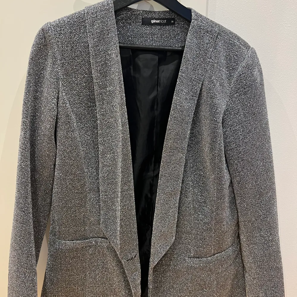Säljer denna superfina glittriga blazer som är perfekt till nyår 😍😍 Kan mötas upp i Borås eller skicka via posten!. Kostymer.