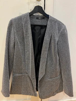 Nyårsblazer - Säljer denna superfina glittriga blazer som är perfekt till nyår 😍😍 Kan mötas upp i Borås eller skicka via posten!
