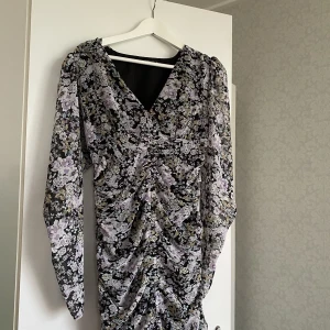 Oanvänd klänning från Gina - Oanvänd söt klänning ifrån Gina Tricot med lite puffärm! Storlek 36💞