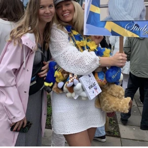 Studentklänning - Säljer en så fin studentklänning. Endast använd en gång på studenten. Inga fläckar eller fel alls. Så snygg i virkat tyg. Storlek 36🫶🏼❤️